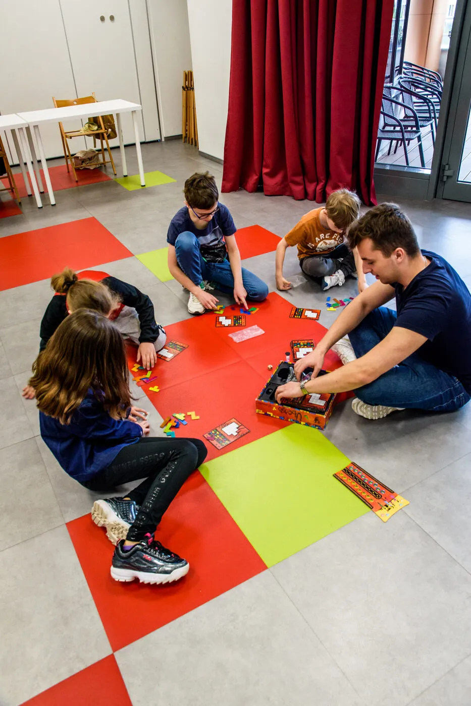 Dzieci grające w grę logiczną Ubongo podczas zajęć matematycznych